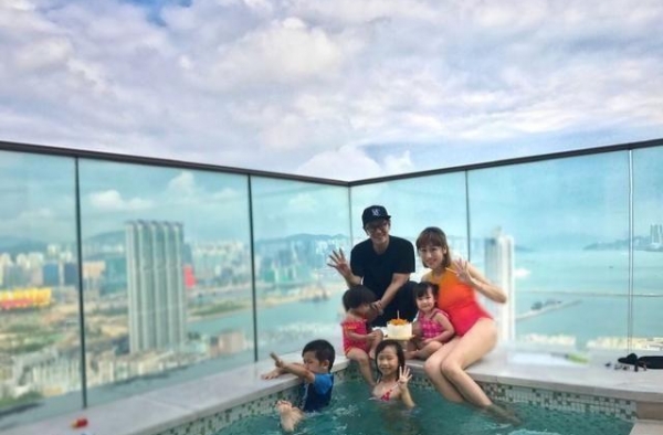 陈浩民蒋丽莎养娃太苦经济透支？女方带病直播，一人养全家6口