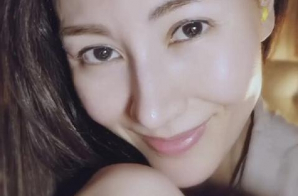 李嘉欣深夜晒照，50岁的她皮肤光滑紧致，不愧是“最美港姐”