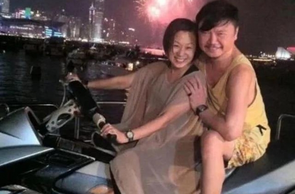 61岁男星砸百万耗尽家产捐肝救妻，最终和平离婚，夫妻互相祝福