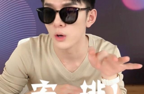 网友偶遇李佳琦冲浪，专人撑伞，拿不动冲浪板，本人皮肤白到发光