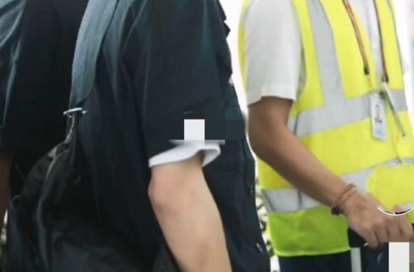 王一博云南出发，罕见换了“小黑包”，胳膊的伤口亮了