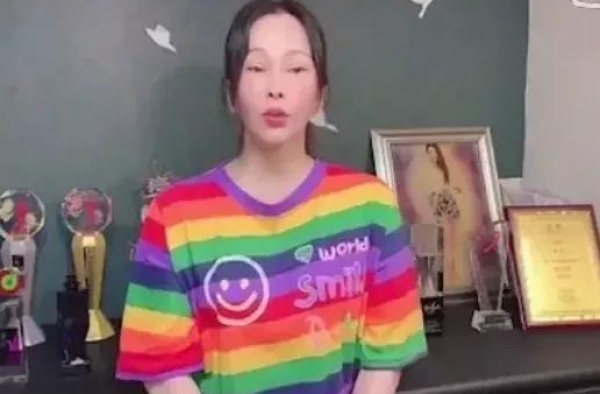 她都这么红了，到底还有什么执念非要N次换头成眯眼怪啊？