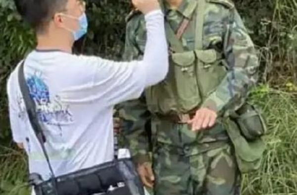 肖战低调现身机场，戴渔夫帽也遮挡不住短发造型，红袜子十分抢镜