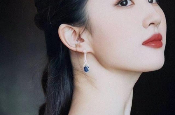 神仙姐姐刘亦菲，仙女美貌不只是说说，穿搭更是女人味十足