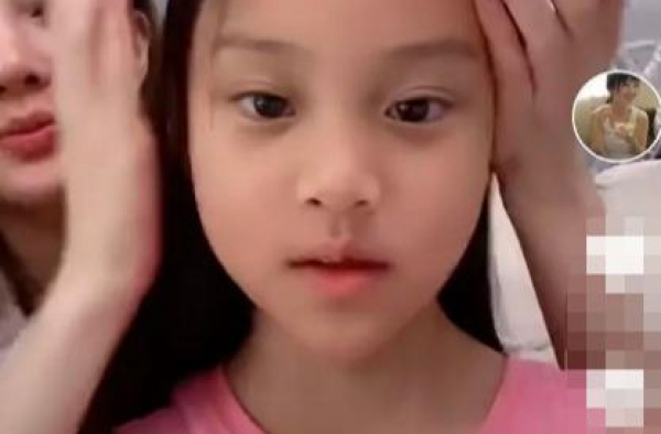 李小璐为拍视频指甲划伤甜馨的脸，网友：能不能做个好妈妈？