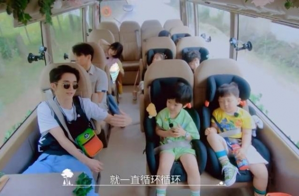 小森林外出郊游：郑爽疯狂夸赞张新成，谁注意到谭松韵的表情？