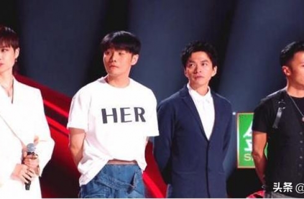 父亲是足球小子高峰，吸毒入狱，母亲是那英，今15岁的他长这样