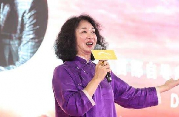 金星：金姐我穿旗袍这么漂亮，演《日出》陈白露很有信心