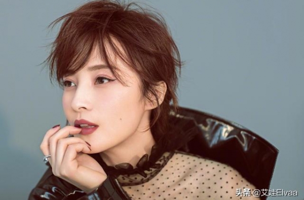 蒋勤勤开机造型被吐槽，穿低领衫配拖鞋像“媒婆”，侧颜五官看呆