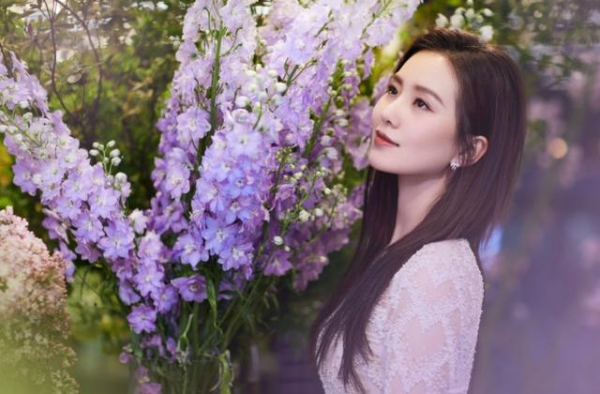 刘诗诗当妈后突破形象大走性感风，罕见抹胸裙配黑丝火辣又养眼