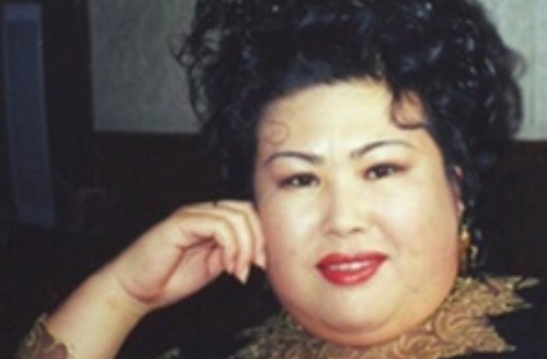 57岁老戏骨娶小25岁学生，婚宴仅摆了3桌，婚后一直叫他爸爸