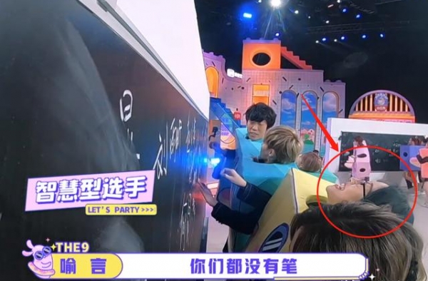 许佳琪喻言太好笑，两人挣扎无果后躺着看天花板，感觉像是换了人