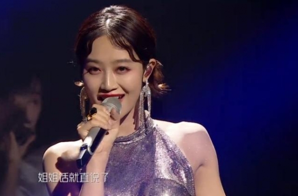 蓝盈莹想红想疯了！她为凹出萝卜腿，穿的鞋子上下镶满“钻石”