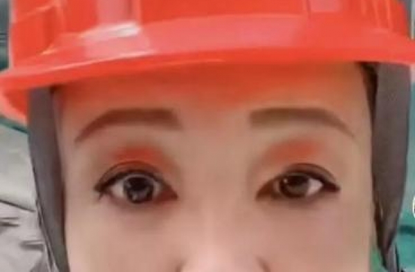 汪小菲妈妈撞脸刘晓庆，自曝62岁将重新创业，状态完全不输明星