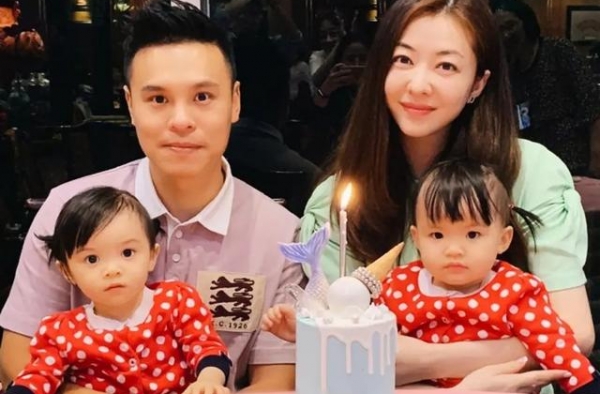 39岁熊黛林秀身材，穿运动内衣秀腹肌事业线，当妈后火辣依旧