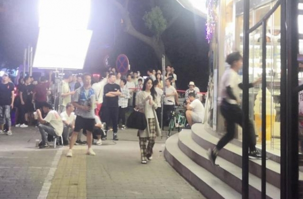 新戏路透！赵丽颖街头拍戏被围观 衣着朴素显土气