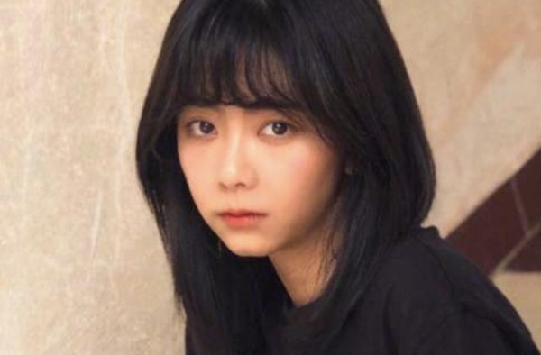 从小父母离异，和妈妈相依为命，从小透明到大明星的路真的很不易