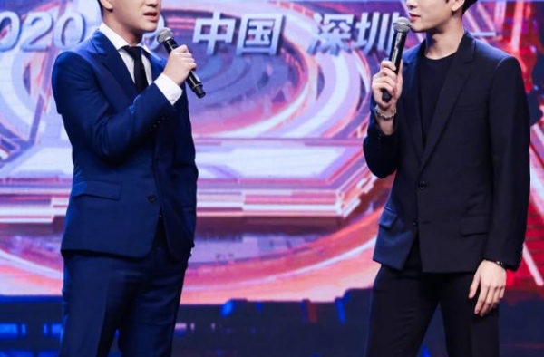 不怕奚梦瑶吃醋？何猷君王嘉尔同桌就餐，长发美女坐中间深情凝望