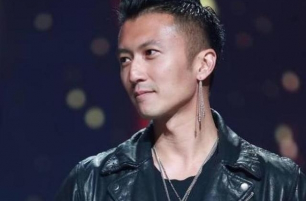 谢霆锋父母谈判离婚，看清签完协议后的反应，律师都看傻眼了
