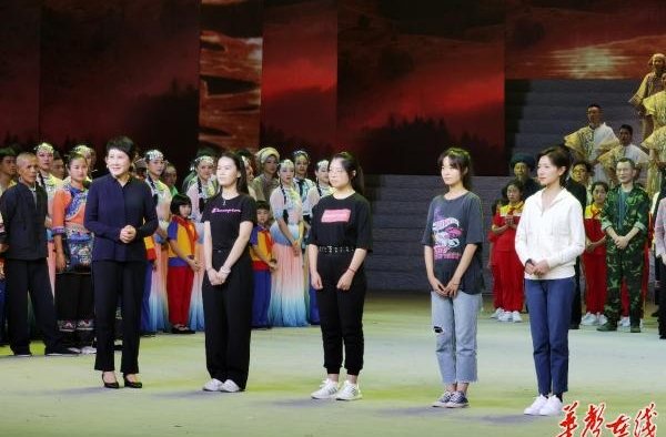《大地颂歌》张凯丽：不用演也打动人，下次带着先生来排练