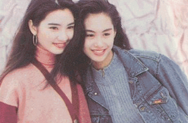50岁洪欣“逆生长”！穿白色连体装变妙龄少女，长腿比例逆天