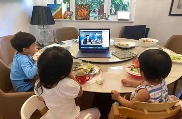 霍启刚客厅曝光，终于有富豪不住样板房了…烟火气才最可贵