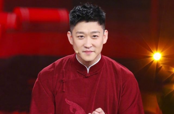 曹云金深夜与新欢闹别扭！路边表情烦躁狂甩手，女方呕吐也不理