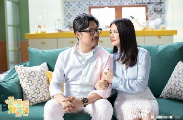 李湘夫妇合体上综艺，微胖穿短裙挺贵妇范，手挽王岳伦和好如初