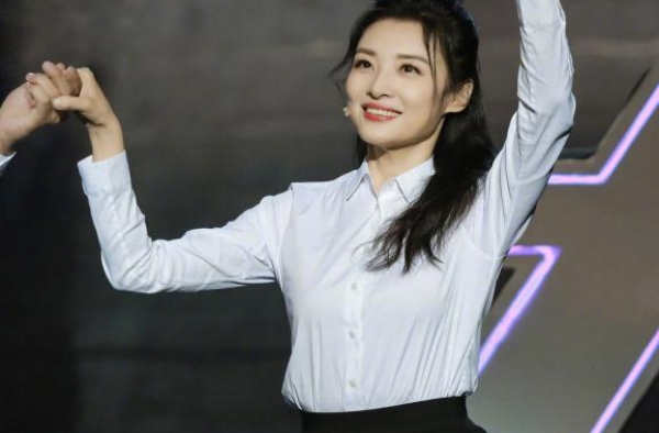 52岁周涛近照似少女，穿白衬衣笑容甜美，看不出来孩子已15岁