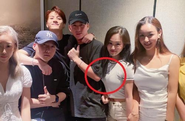 何猷君撇下奚梦瑶与王嘉尔聚会，与4个美女贴身合照引争议