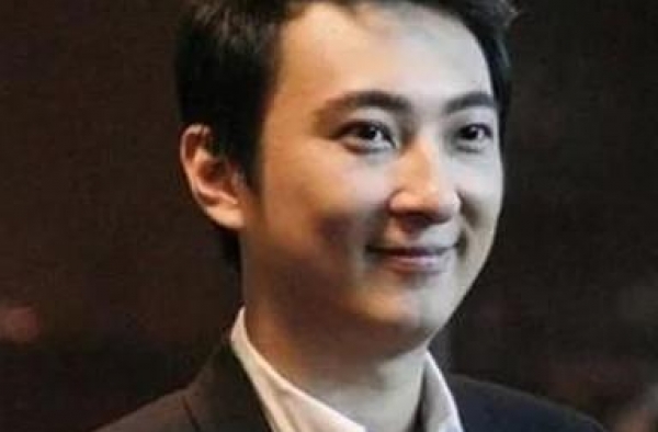 王思聪与绯闻女友现身，举止亲密游玩逛街