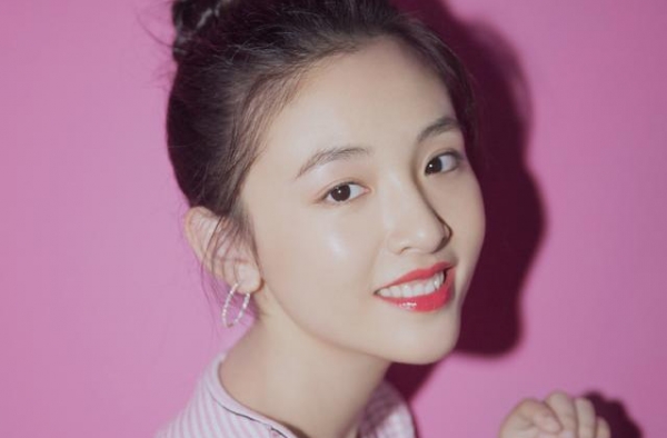 吴倩的化妆包分享：是TF的粉丝，出门要装4支口红
