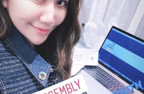 何超盈公开一岁女儿近照，头发浓密四肢肉嘟嘟，母女互动画面温馨