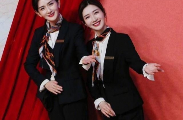 39岁谢娜和33岁江疏影同穿西装制服，网友：没对比就没有伤害
