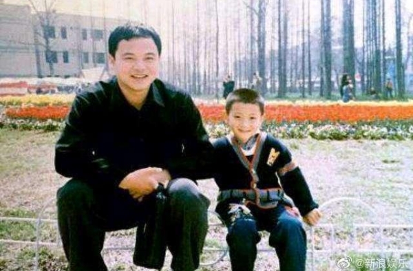 突发！黄子韬52岁爸爸因病去世，生前与黄子韬合开公司