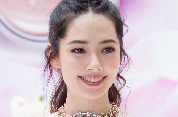 向佐晒照庆与郭碧婷结婚1周年，女方没回应，李连杰俩女儿忙点赞