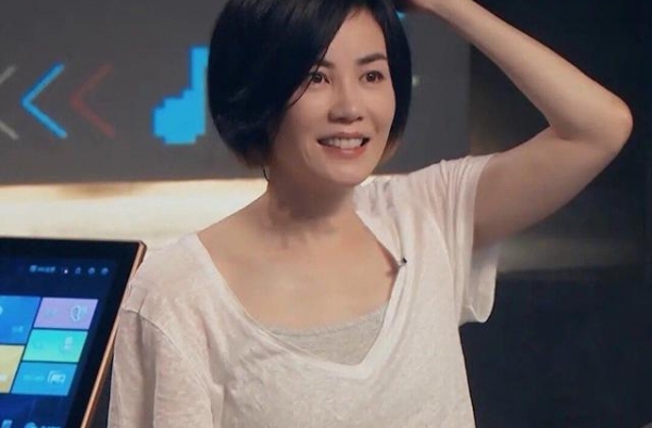 王菲马云直播K歌带三个和声，其中一人是窦颖