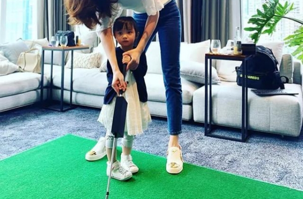 温馨！熊黛林和老公教双胞胎女儿打高尔夫 ，2岁女儿身高抢镜