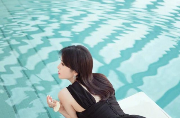41岁秦岚晒泳池美照，穿露背裙身材曲线太撩人，尽显熟女魅力