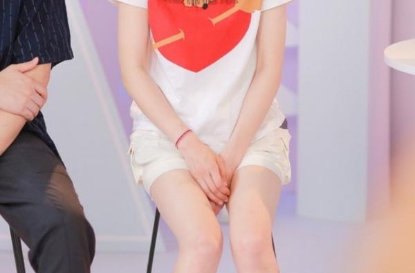 郑爽《甜蜜的任务》造型，李沁、小陶虹最新机场私服集锦
