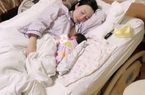 69岁张纪中不安分？贴身助理哺乳期怀孕，曾2年做3次试管