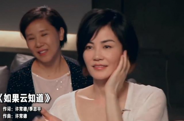 王菲在KTV开直播，离开了精修PS，这状态确定有51岁？