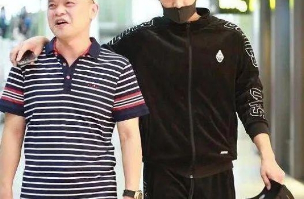 黄子韬妈妈：长相貌美与儿子共同一张脸，丈夫为她留下12家公司