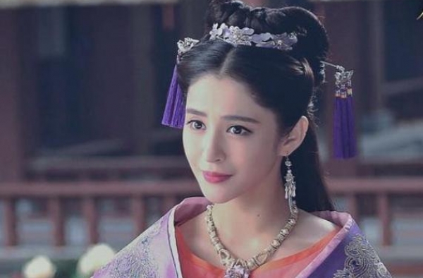 李心艾发福明显，双下巴大肚腩藏都藏不住，她能瘦回“李长乐”吗