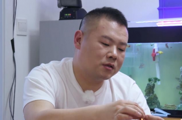 强抱女星夜会美女，质问热巴27岁为什么不结婚，岳云鹏真憨厚？