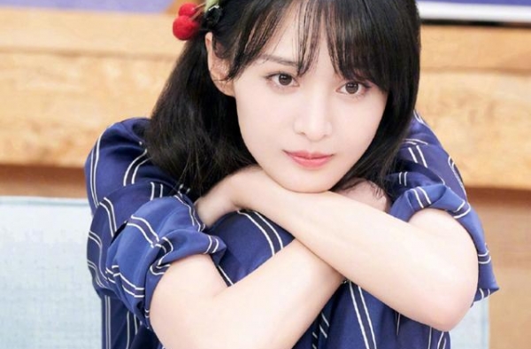 郑爽录制无美颜视频，细看她的脸型，这下相信她有29岁了