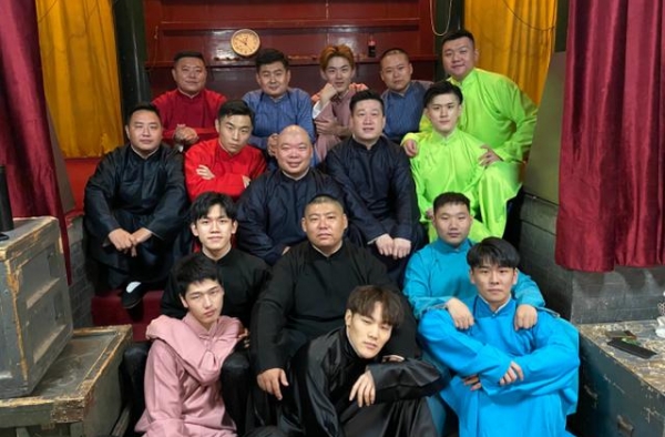 德云社开箱各队大合影曝光，六队画风搞怪，五队一队相映成趣