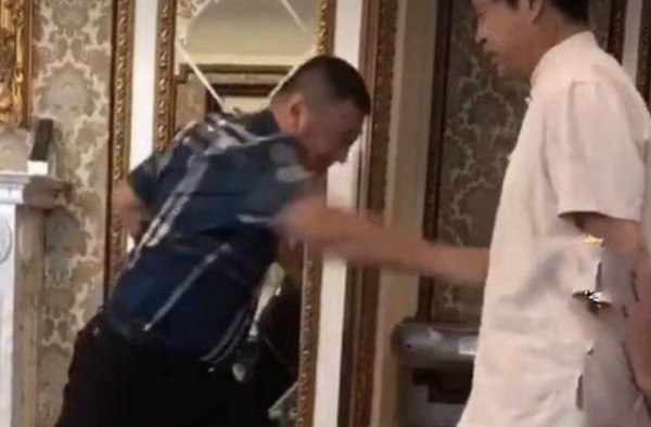 马保国又曝丑闻，表演金钟罩露馅，不是每个人都是一龙