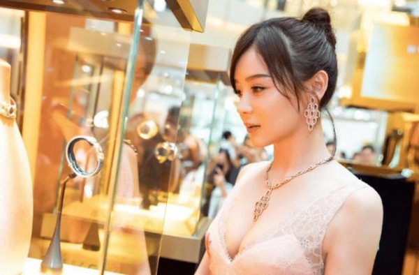 曾因长相漂亮被老师力劝做演员，如今却因长相完美而不温不火