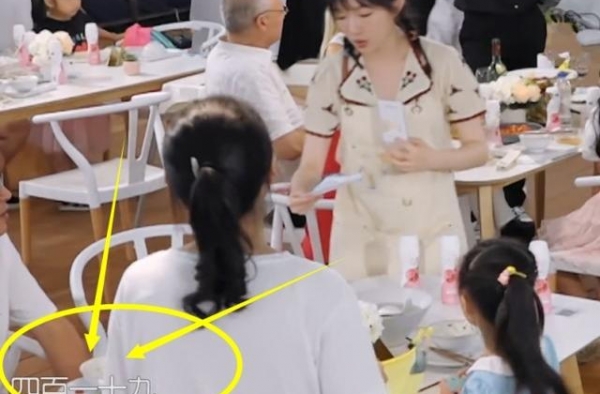 顾客拿着账单要付款，谁注意最后总价格？网友：顶我一月零花钱